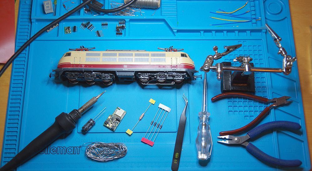 Umbau E103 - Arbeitsplatz mit Teilen und Werkzeug