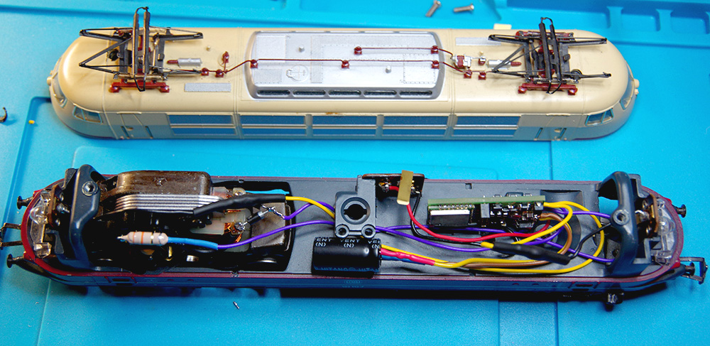 Umbau E103 - Lok offen und fertig montiert