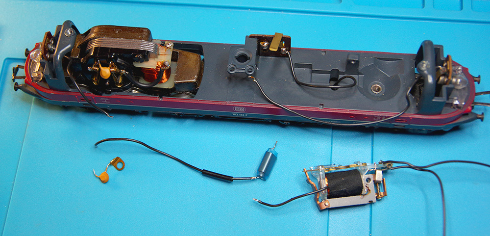 Umbau E103 - Lok mit allen entfernten Teilen