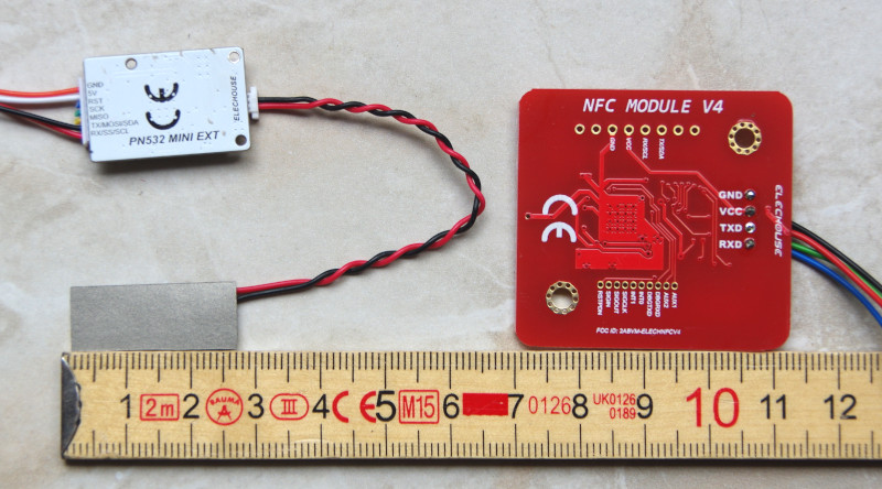 NFC-Reader groß und klein von hinten