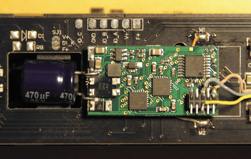 Module locomotive PluX22 dans locomotive